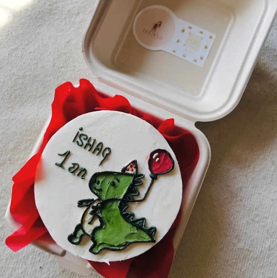 Bento cake avec dinosaure vert et ballon rouge pour un premier anniversaire