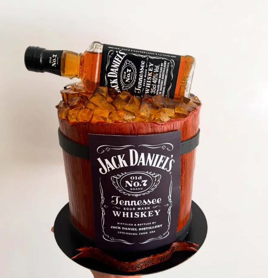 Gâteau en forme de tonneau de whisky avec bouteille miniature